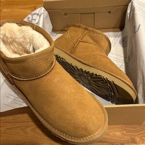 UGG NWT classic ultra mini 9